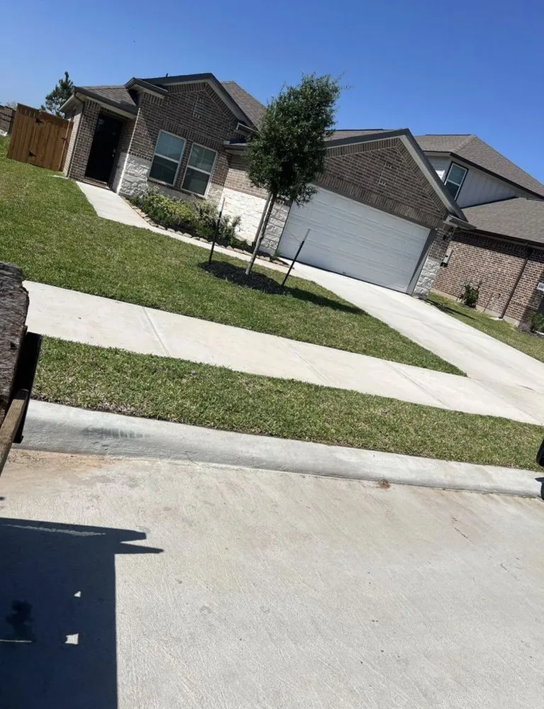 Expert garden landscaping for year-round maintenance in Rosenberg, TX by Roberto’s Lawn & Property Services