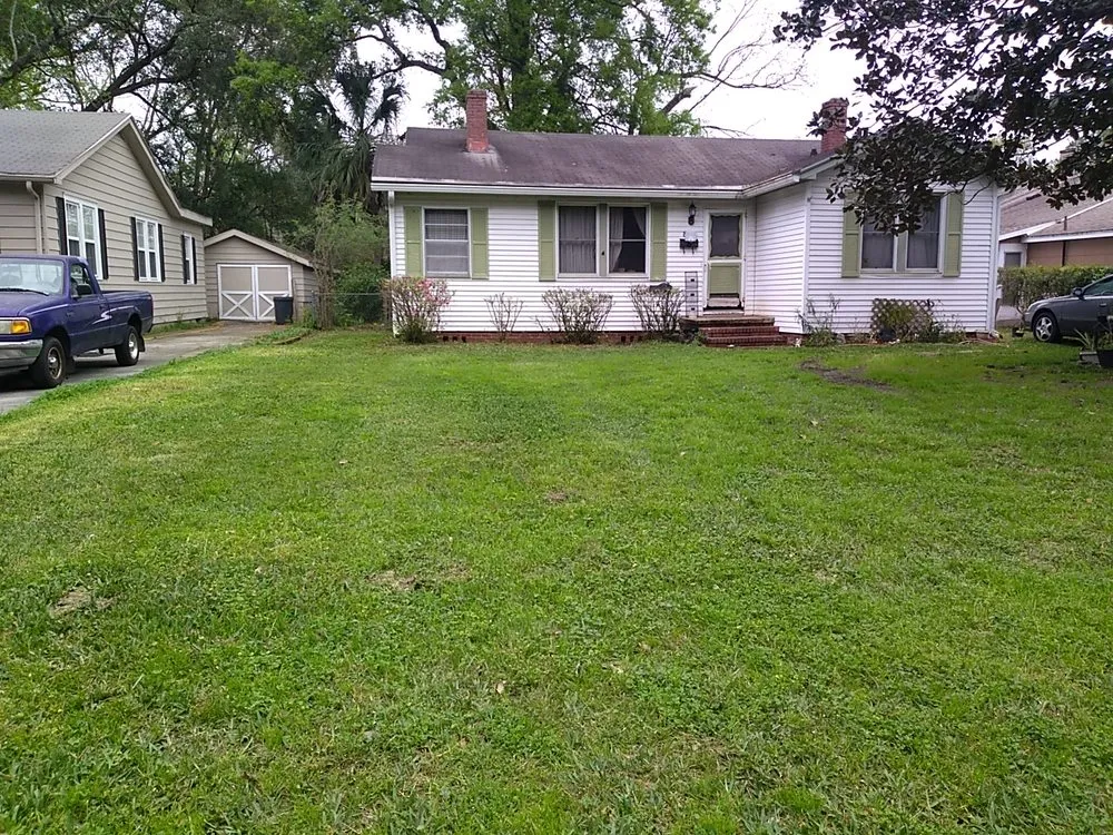 Custom lawn care service experts serving Jacksonville, FL - Roberts Cutting Edge