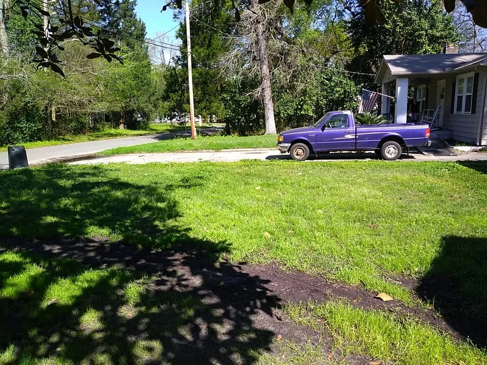 Top-rated yard cleanup service with custom design across Jacksonville, FL - Roberts Cutting Edge