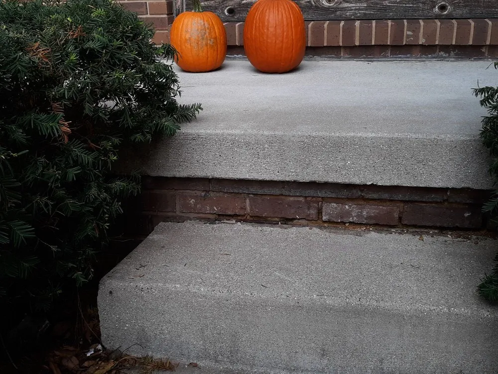 Professional lawn mowing service experts serving Springfield, IL - Roberts Handyman Services