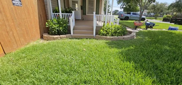 Robert's Lawn and Garden Logo