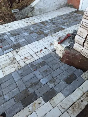 Roberts Lawn Care Logo