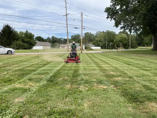 Roberts Lawn Service Logo