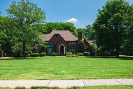 Affordable yard cleanup service for beautiful yards in Nashville, TN by Robert’s Touch Landscaping Service