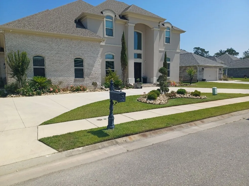 Reliable yard cleanup service in Ocean Springs, MS - Robertson Lawn Care