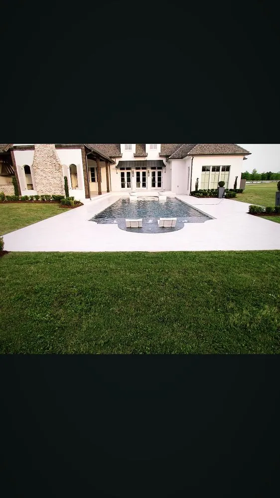 Affordable yard maintenance with custom design across Lafayette, LA - Robin's Landscaping & Irrigation