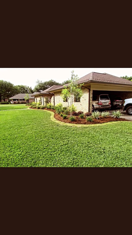 Custom yard maintenance for beautiful yards in Lafayette, LA by Robin's Landscaping & Irrigation