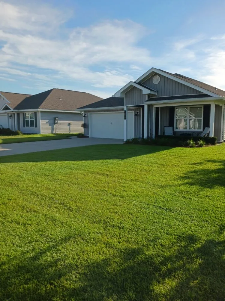 Reliable lawn care service in Panama City, FL - Robinson's Lawn Care