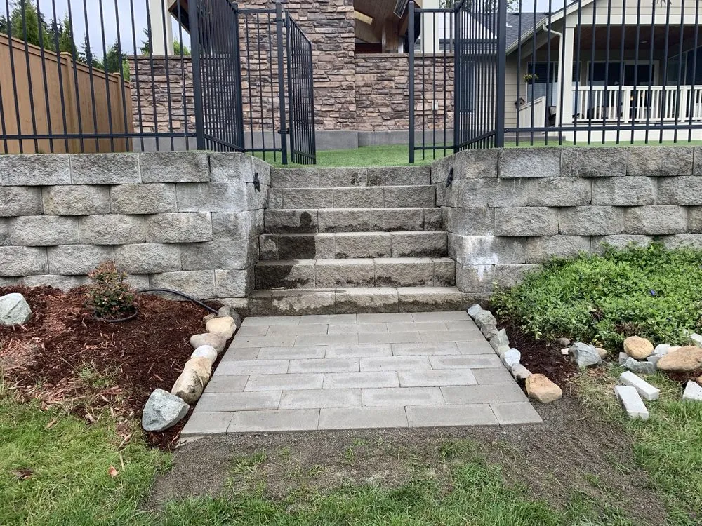 Local yard cleanup service in Mount Vernon, WA by Robles Landscaping