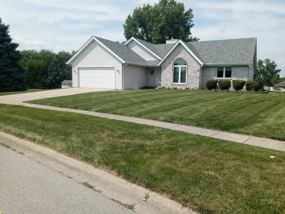 Expert landscaping services experts serving Gardner, IL - Rocha's Services