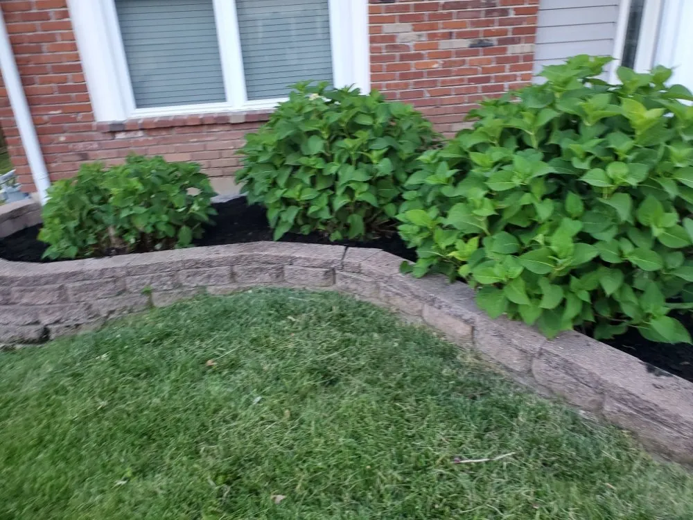 Custom garden landscaping in Wentzville, MO by Rodgers N' Crews