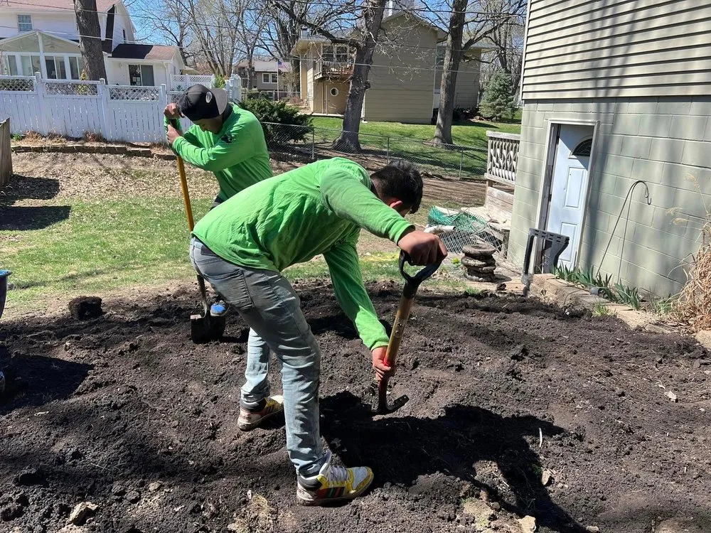 Top-rated outdoor landscaping for year-round maintenance in Des Moines, IA by Rodríguez landscaping and mowing