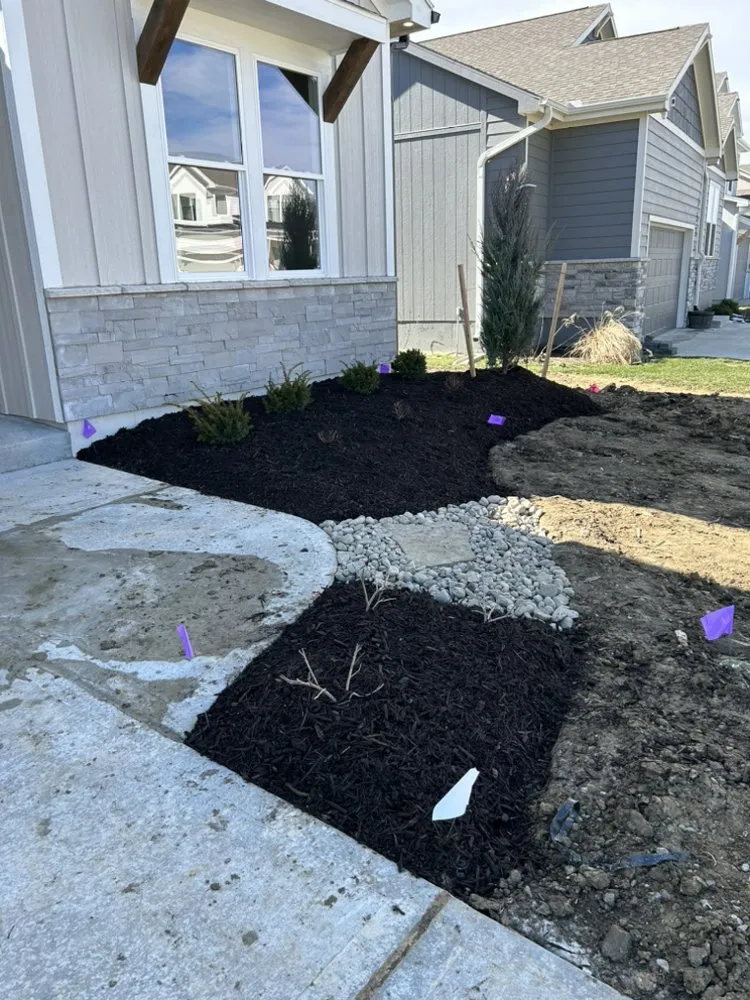 Professional garden landscaping in Grandview, MO by Rodríguez Lawn Care