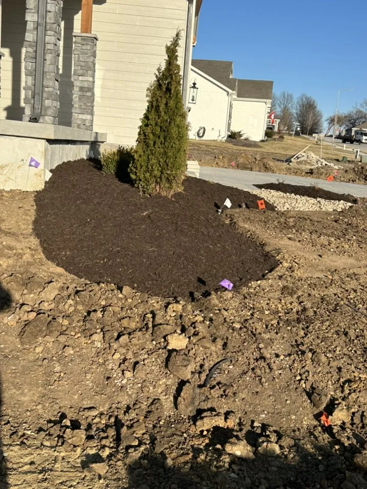 Local yard cleanup service for residential properties across Grandview, MO - Rodríguez Lawn Care