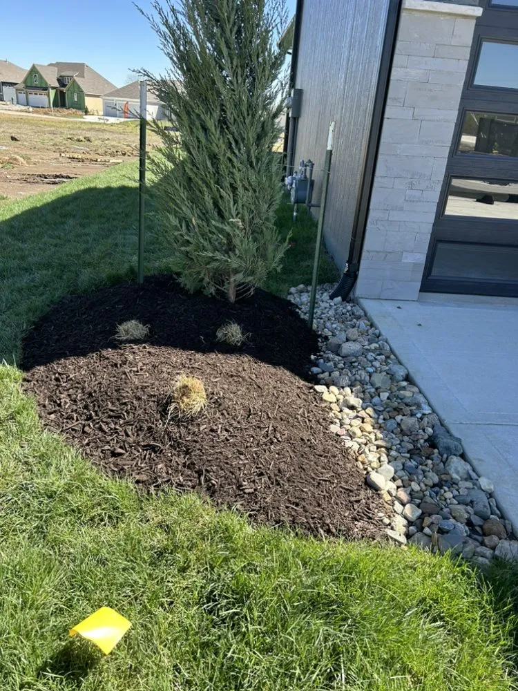 Reliable garden landscaping for beautiful yards in Grandview, MO by Rodríguez Lawn Care