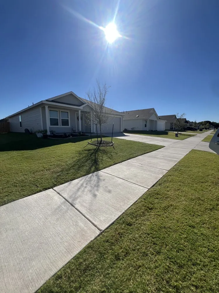 Affordable yard maintenance experts serving Tom Bean, TX - Rodríguez Lawncare