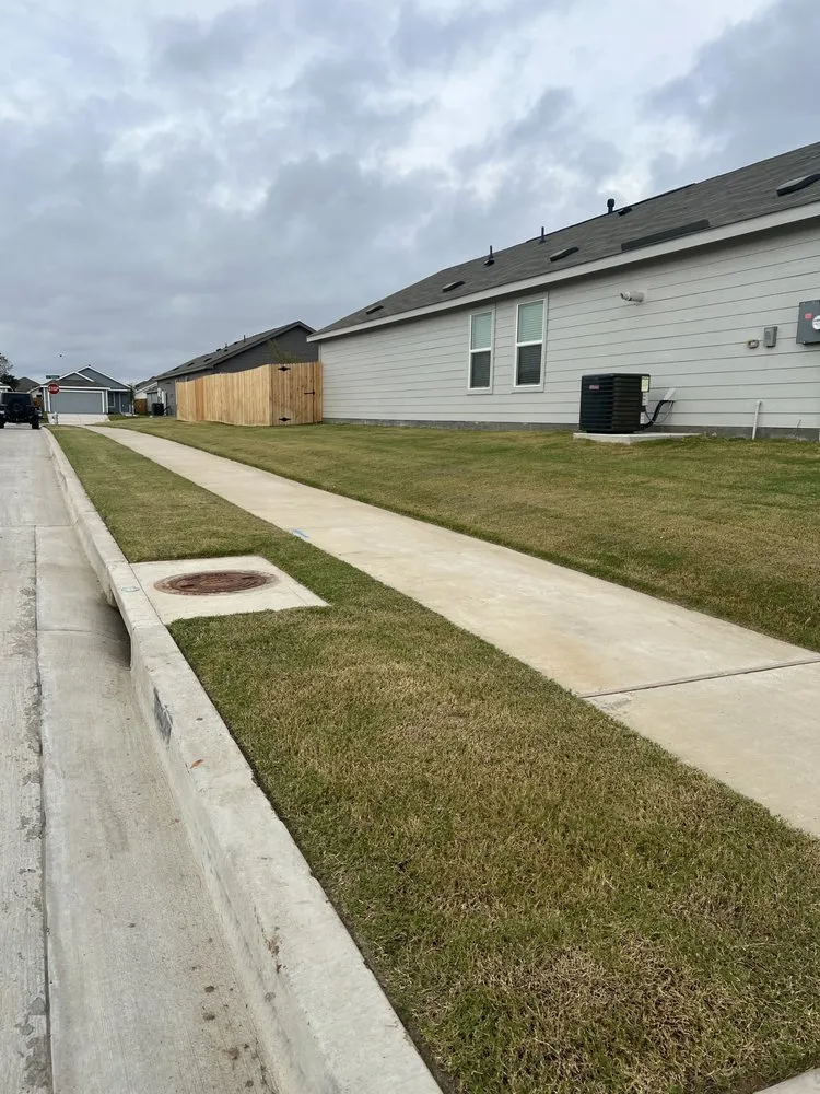 Affordable lawn care service in Tom Bean, TX by Rodríguez Lawncare
