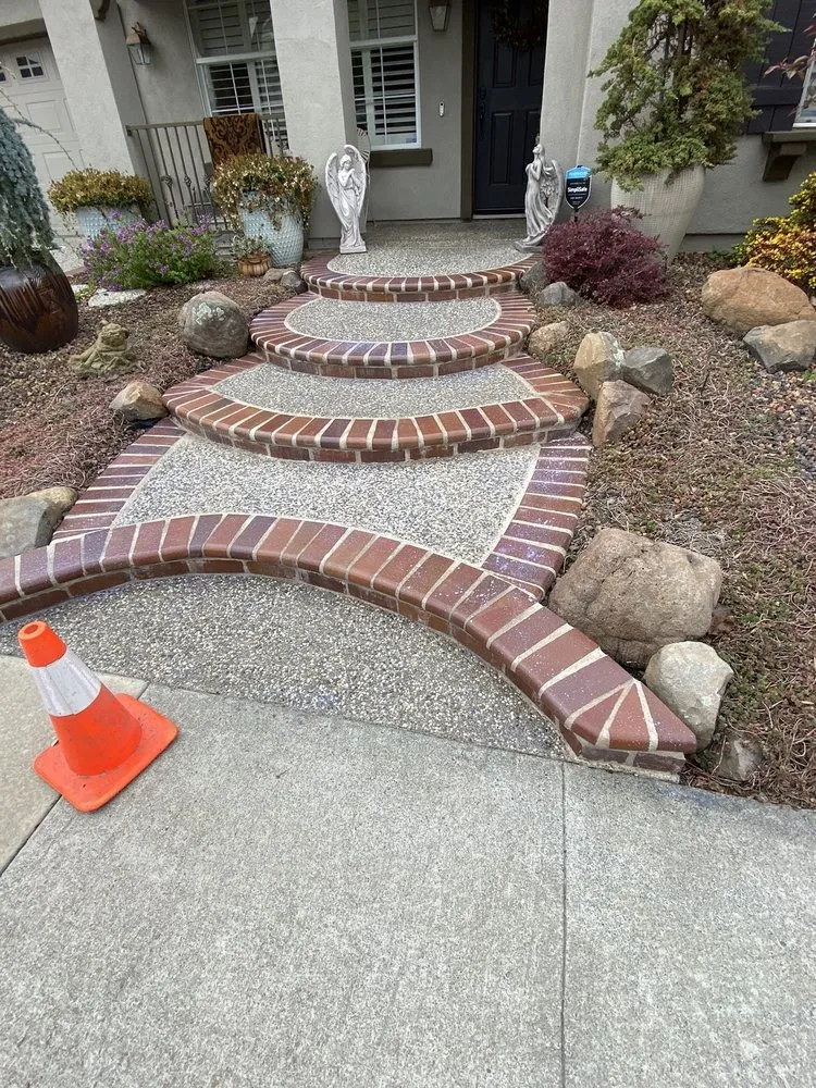 Affordable garden landscaping for year-round maintenance in Elk Grove, CA by Rodriguez Landscaping & Construction