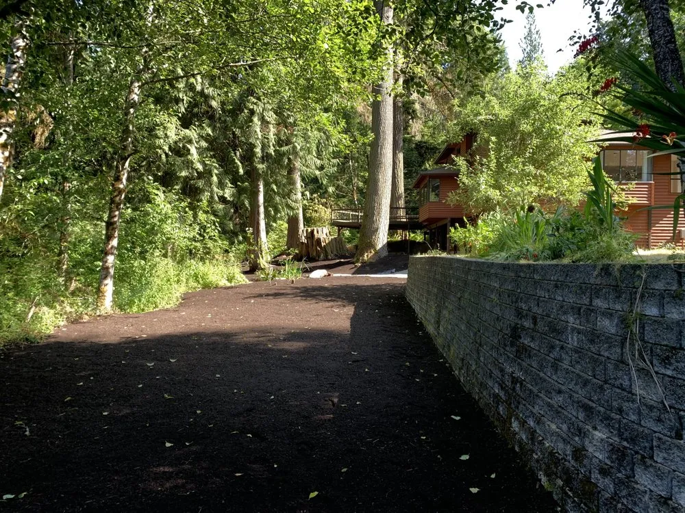 Affordable landscape design for homes in Lynnwood, WA by Rodriguez Landscaping & Maintenance