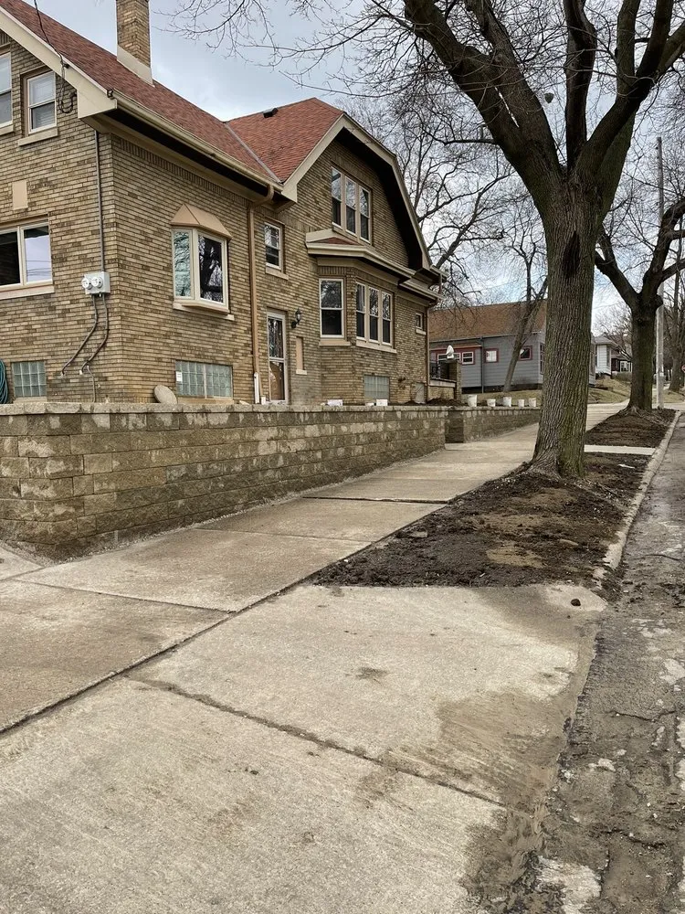 Professional yard maintenance in Milwaukee, WI by Rodriguez Landscaping