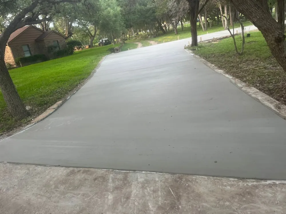 Professional garden landscaping in Elmendorf, TX by Rojas Concrete & Remodel