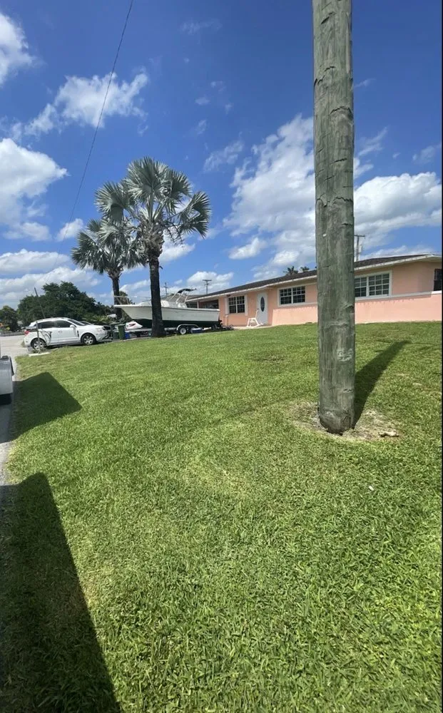 Trusted lawn care service in Pahokee, FL by Rojas Lawn Service