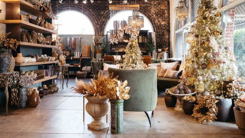 Professional lawn mowing service experts serving Los Angeles, CA - Rolling Greens