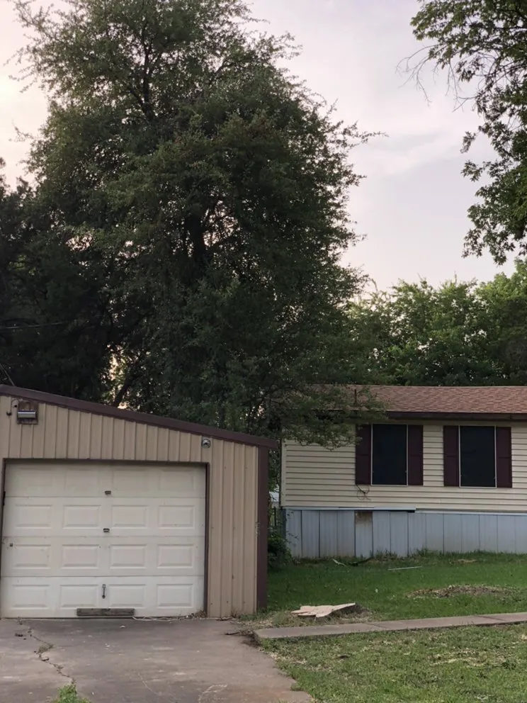 Custom lawn care service for year-round maintenance in Waco, TX by Roma Tree Service