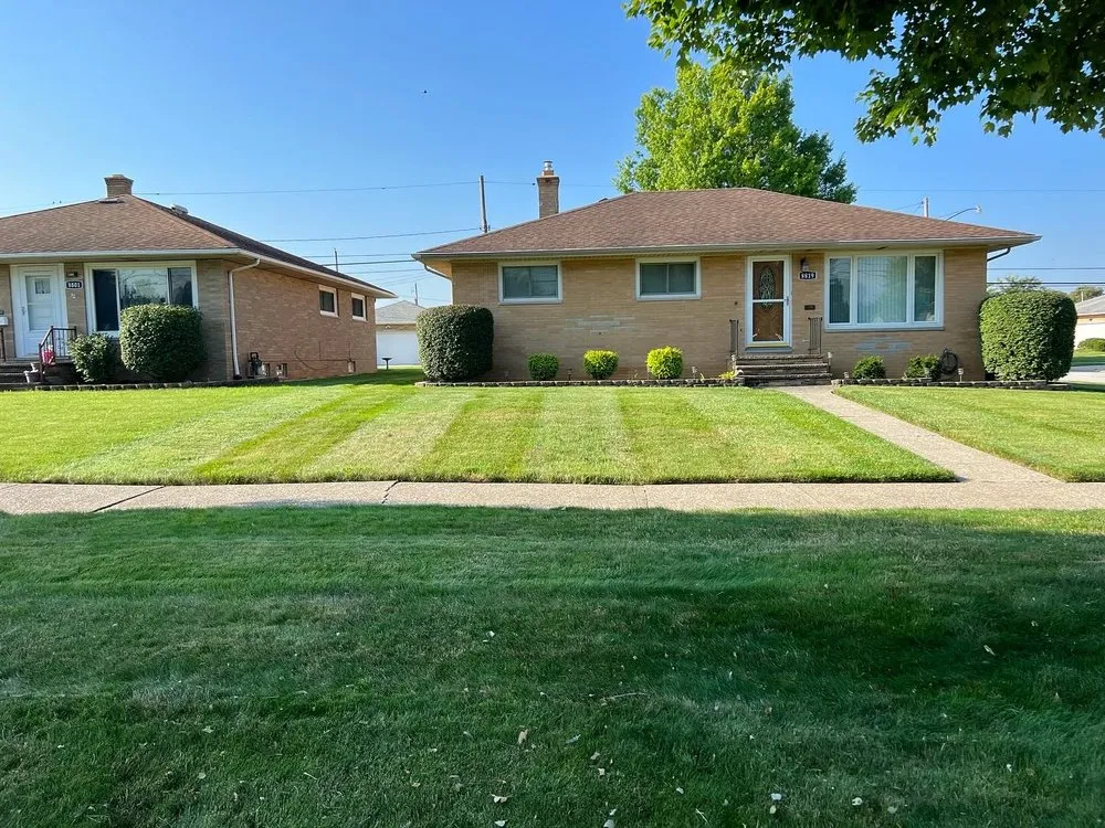 Custom yard maintenance experts serving Parma Heights, OH - Roman Scapes