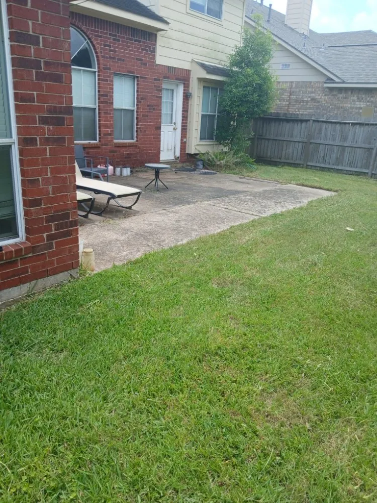 Affordable lawn mowing service in Pearland, TX - Romero