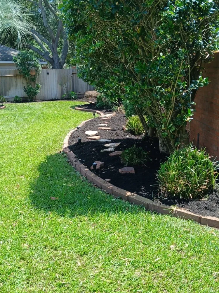 Reliable lawn mowing service experts serving Pearland, TX - Romero