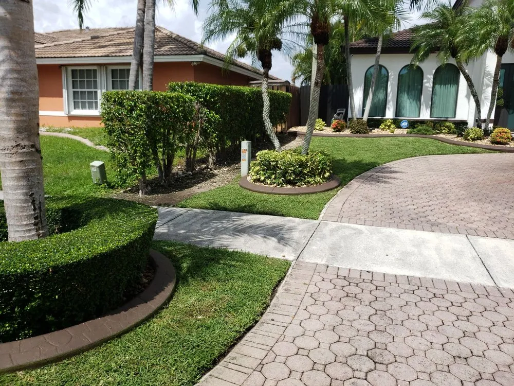 Trusted residential landscaping with custom design across Miami, FL - Romex Maintenance