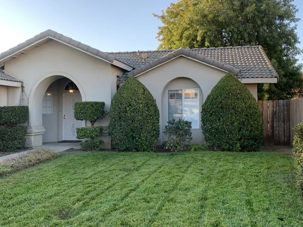 Affordable yard maintenance in Hanford, CA by Ron’s Gardening