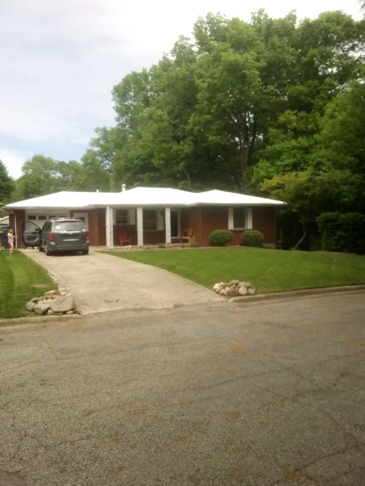 Expert lawn mowing service experts serving Anderson, IN - Ron's Lawn Care