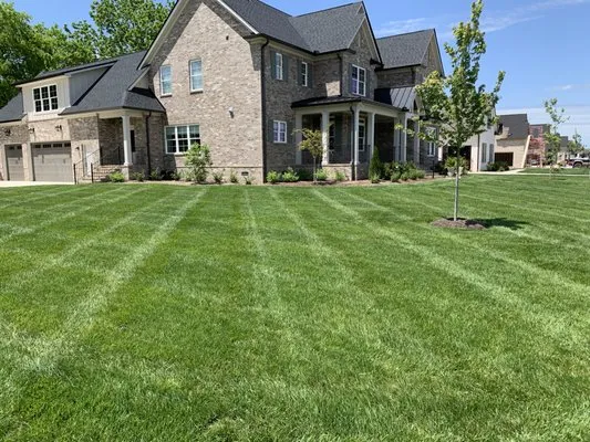 Roper's Lawn Care Services Logo