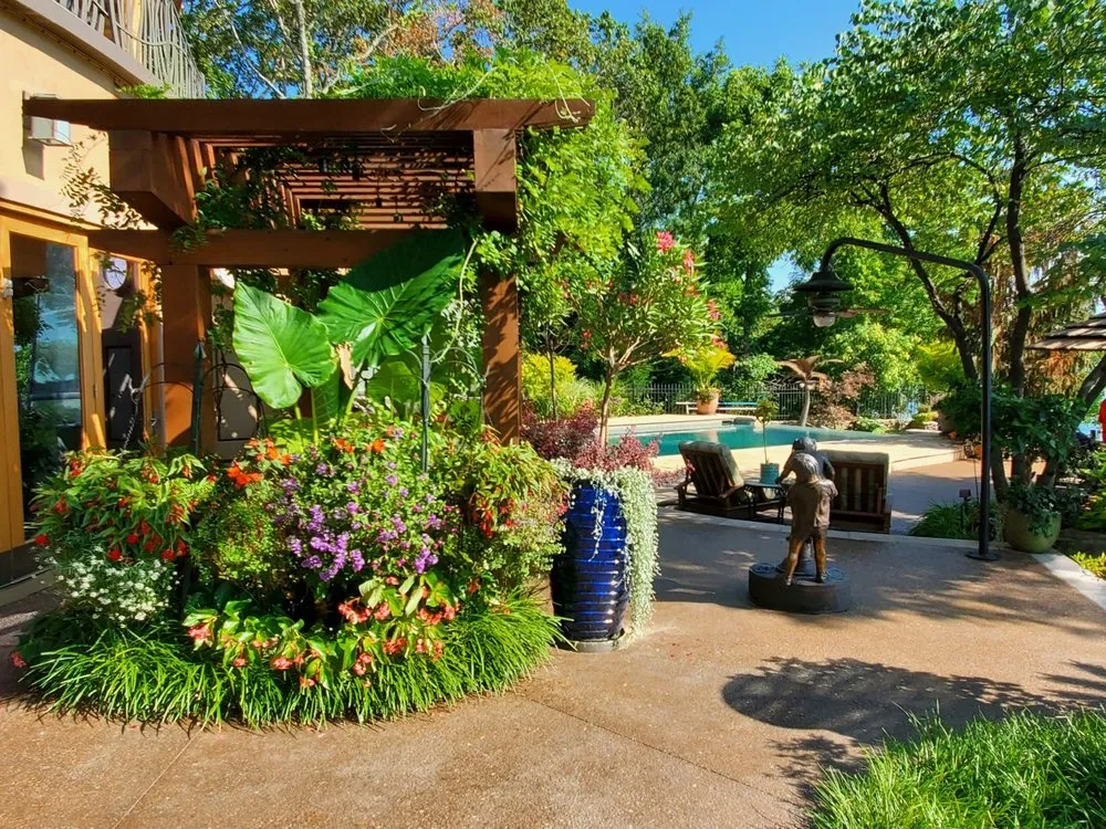 Top-rated yard maintenance in Kansas City, MO by Rosehill Gardens