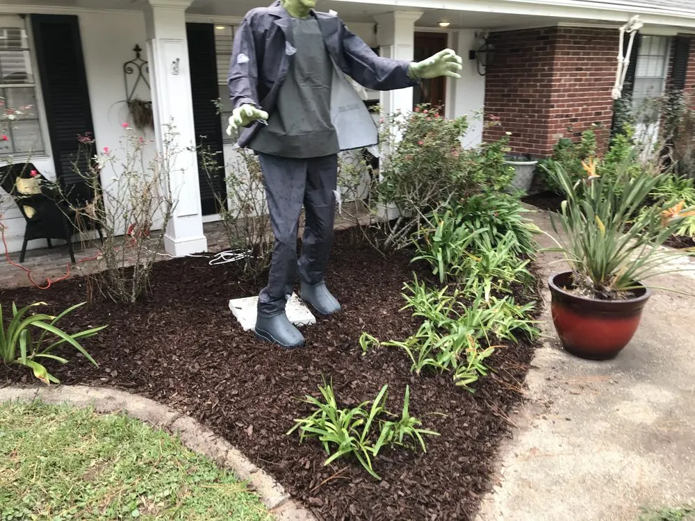 Local garden landscaping with custom design in Metairie, LA by Rosemary’s Roots
