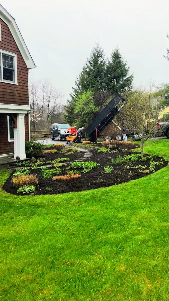 Affordable yard maintenance for beautiful yards across Ridgefield, CT - Rossini Landscaping