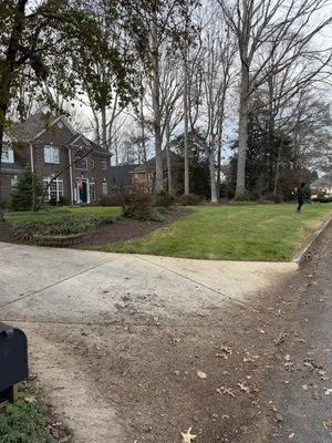 Roundtree Lawn Care Logo