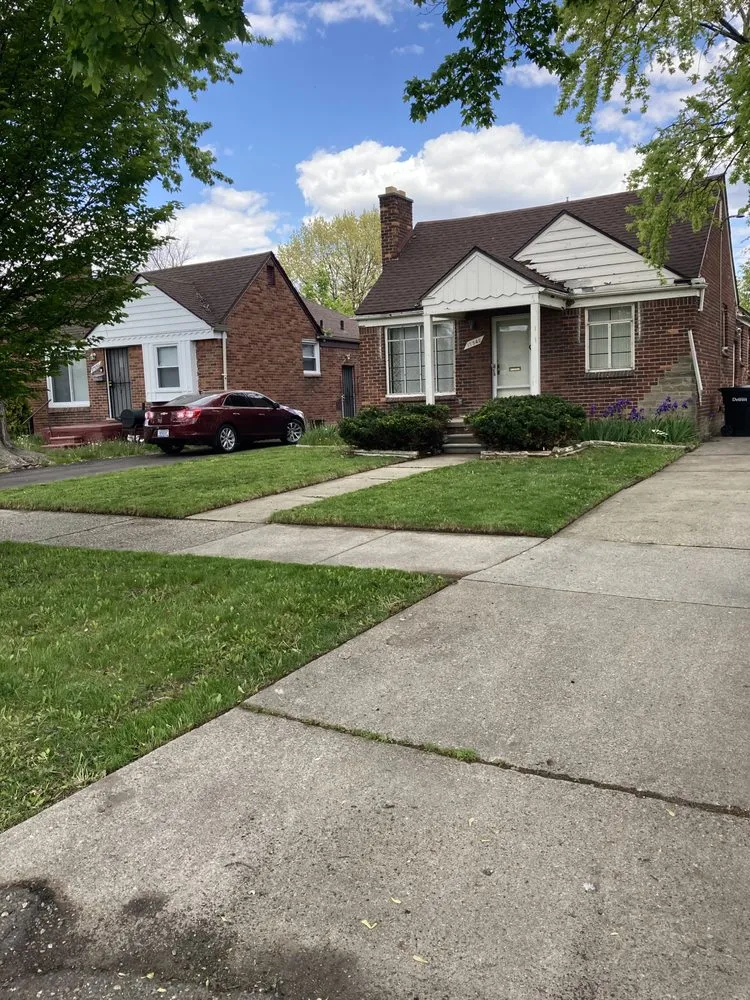 Top-rated lawn care service in Oak Park, MI - Rowe's Nurturing Estates