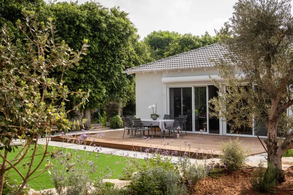 Expert yard maintenance for homes in Glendale, CA by Roy Altaras Landscape Design and Build