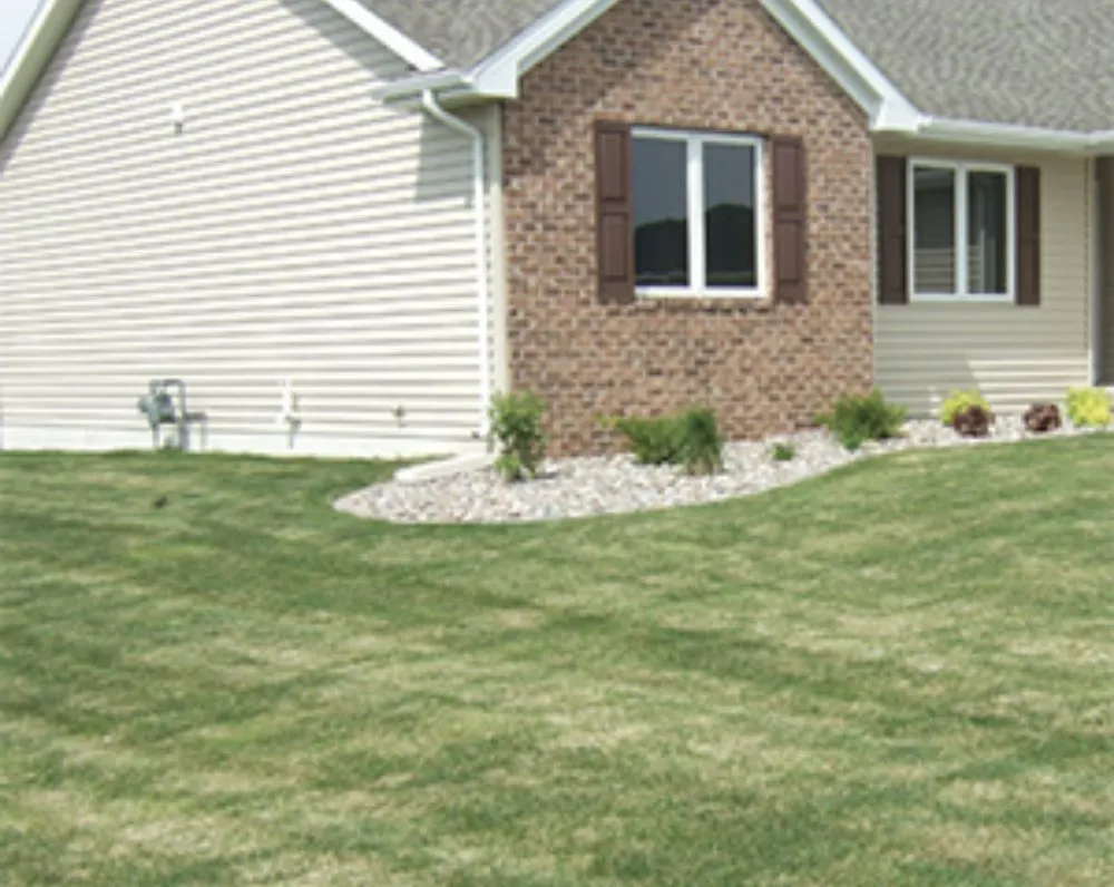 Custom lawn mowing service in Crosby, TX by Royal Battle Market