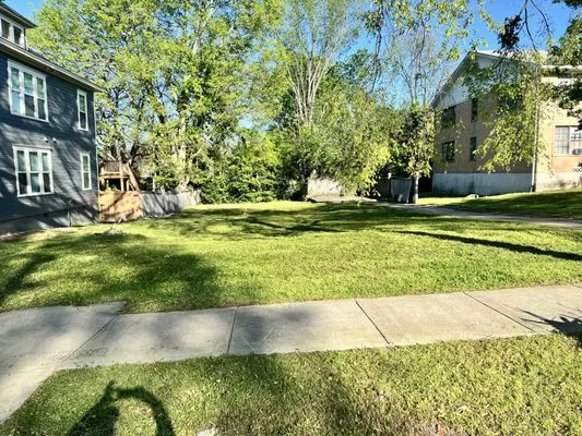 Royal Cuts Landscaping & Lawn Services Logo