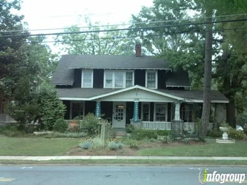 Affordable yard maintenance for residential properties in Charlotte, NC by Royal Gardens