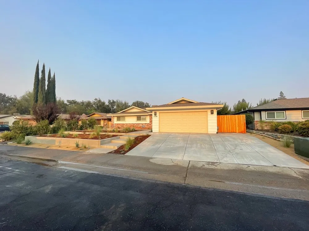 Professional yard maintenance in Elverta, CA - Royal Landscaping