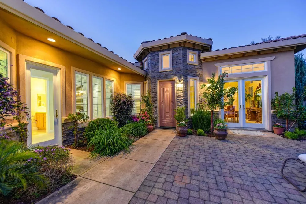 Reliable garden landscaping in Apple Valley, CA by Royal Lawn Maintainance