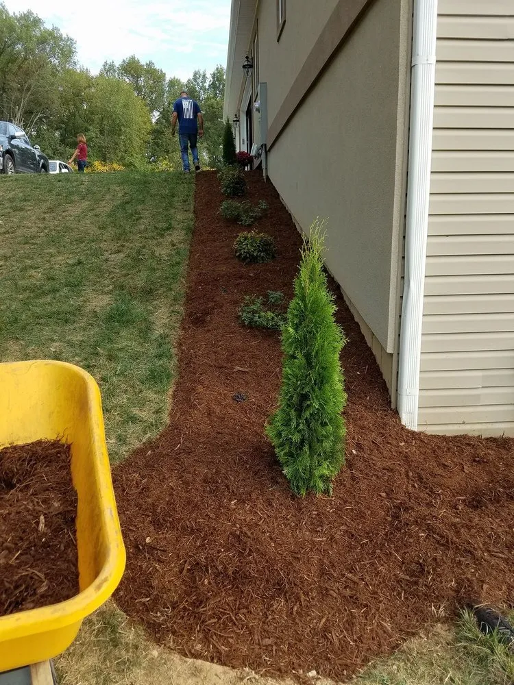 Expert landscaping services experts serving Cape Girardeau, MO - Royal Lawns Landscape Management