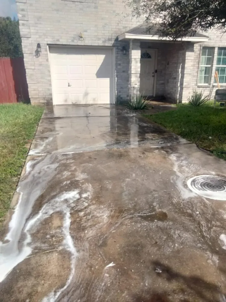 Local yard maintenance in Brownsville, TX by Royal Power & Services