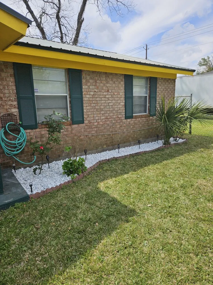 Professional residential landscaping experts serving Savannah, GA - Royal Rhodes Lawn Service