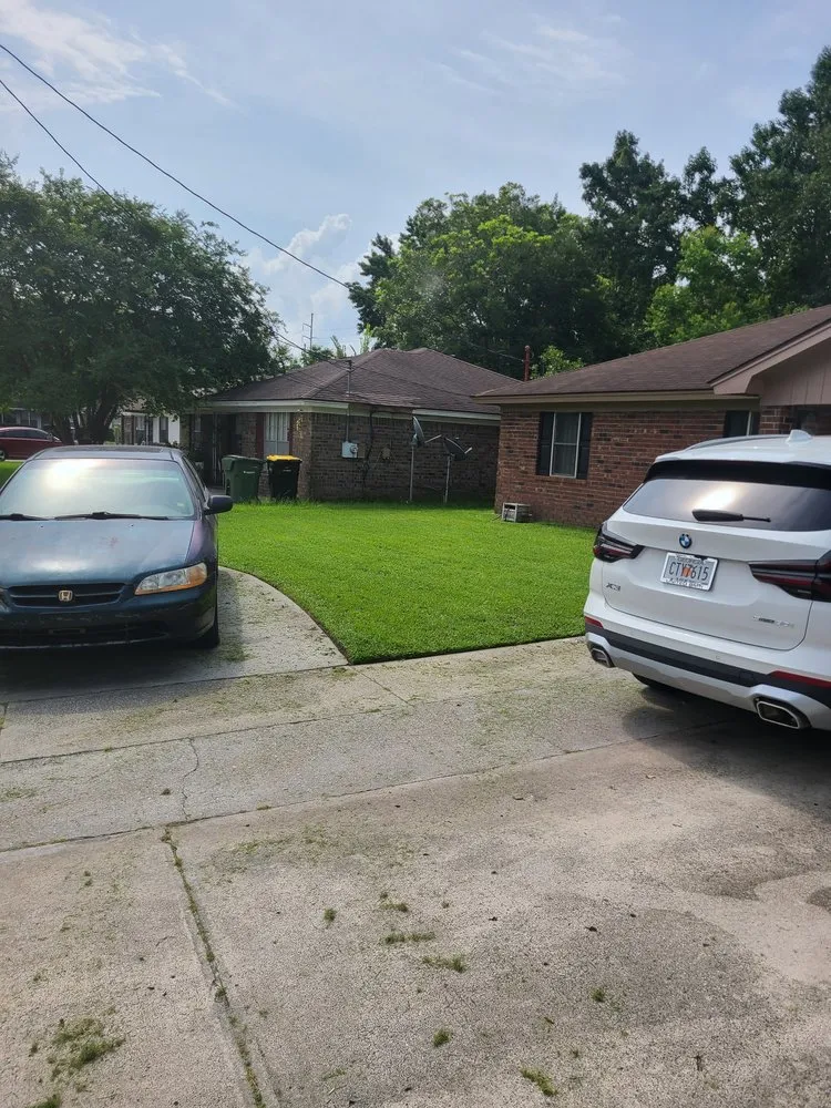 Affordable yard maintenance for year-round maintenance in Savannah, GA by Royal Rhodes Lawn Service